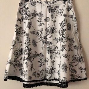 Women’s Charlotte Russe large black floral toile print skirt crochet hem M 8/10